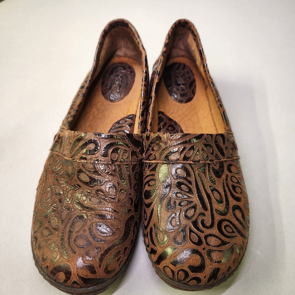 ⭐️B.O.C Born Concept Tooled Leather Paisley Clogs Sz 8.5 Brown Slip On Comfort